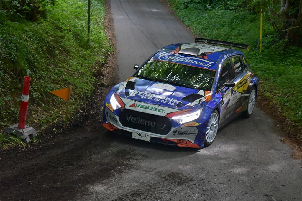 Simon Vallentin fulgte rivalen Kenneth Madsen til dørs og sluttede på andenpladsen i Au2parts Rally Sønderjylland, som indtil videre blev den sidste turneringsrunde for Vallentin Rallysport i Dansk Super Rally.
(Foto: Morten Dam - autoMOTIV/specialpress)